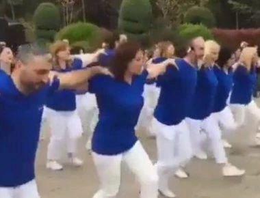 Κωνσταντινούπολη: Θύελλα αντιδράσεων για το συρτάκι στα γαλανόλευκα σε φεστιβάλ χορού